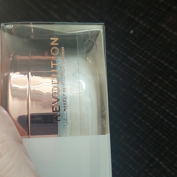 New revolution loose setting powder light yellow - Picture 5 of 6